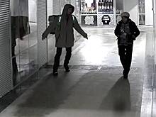 Раскрыты новые подробности допроса нокаутировавшего с ноги пожилую россиянку курьера