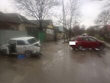 В Пятигорске девушка-водитель врезалась в припаркованный автомобиль