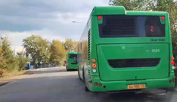 Челябинцы жалуются на стоянку автобусов на проезжей части в Чурилово