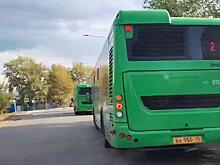 Челябинцы жалуются на стоянку автобусов на проезжей части в Чурилово
