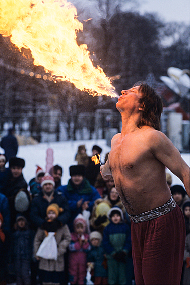 Празднование Нового года в Москве. Огненное шоу на новогоднем празднике в московском парке "Сокольники", 2 января 1992 года