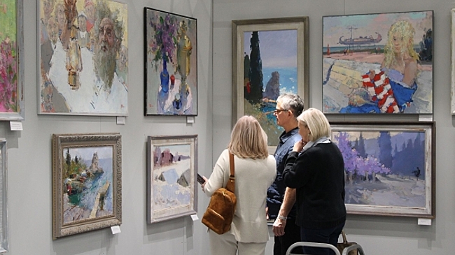 Кадры с выставки «АРТ МИР 2026»: искусство 18 стран на Нижегородской ярмарке