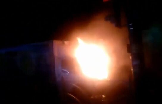 «Еле выскочил»: в Екатеринбурге на светофоре загорелась Газель