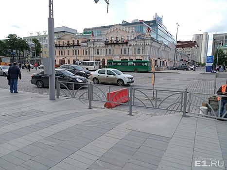 Вечный пешеходный переход у «Пассажа» окончательно закрыли, перегородив его забором