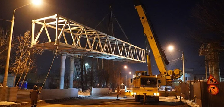 В Красноярске на улице Семафорной установили первый пролет пешеходного моста