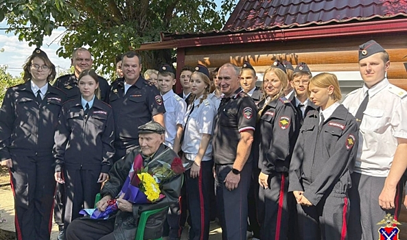 Волгоградские полицейские поздравили ветерана со 101-летием