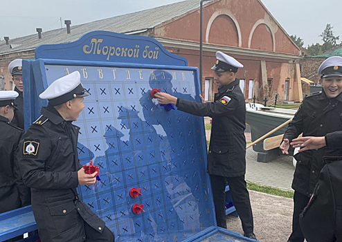 Воспитанники Кронштадтского морского кадетского военного корпуса стали участниками молодежной патриотической акции, посвященной географическим открытиям и мореплавателям