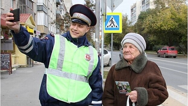 В Тюмени сотрудники ГИБДД заселфились с пенсионерками