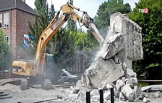 Россия призывает Польшу прекратить разрушение советских монументов