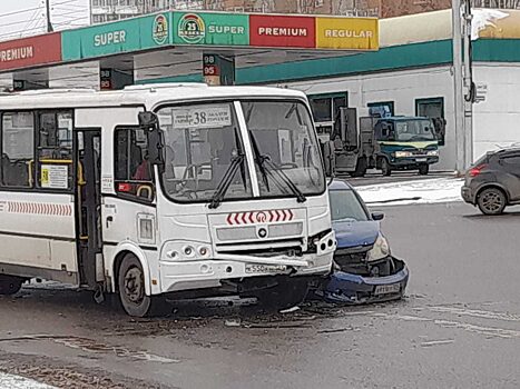 В Октябрьском районе автобус столкнулся с легковым автомобилем