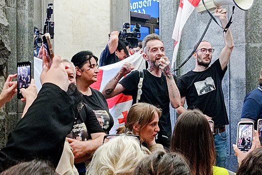 Несколько автоколонн двигаются к Тбилиси для участия в протестах