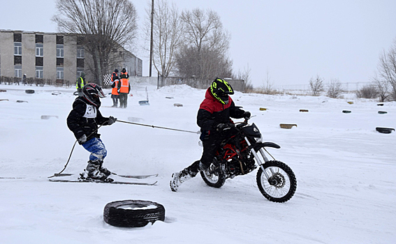 Мотоциклисты с лыжниками на веревках соревновались в Карасуке