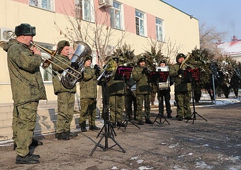 Российские военные музыканты в Таджикистане поздравили детей в детсадах и школах, исполнив песни из отечественных мультфильмов и кино