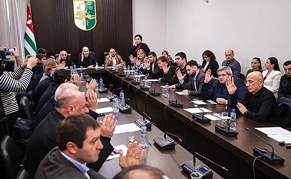 Абхазский консенсус: большинство – за Россию, но против олигархов