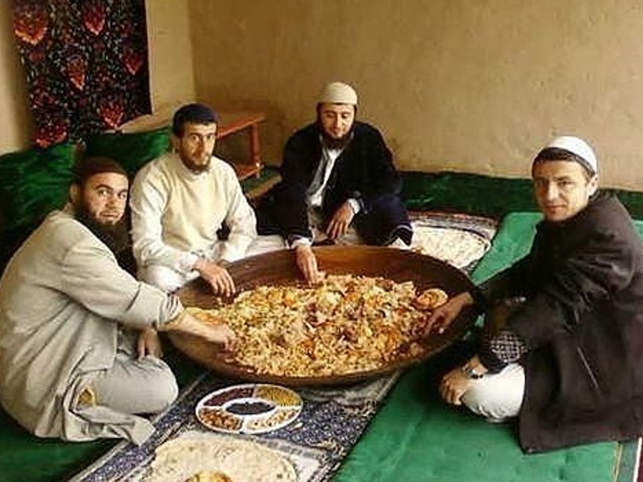 Мусульманский таджикский. Узбеки едят плов. Узбеки едят плов на полу. Узбеки едят на полу. Таджики едят плов.