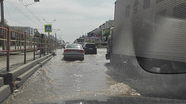 В Барнауле улицу затопило водой из колодца