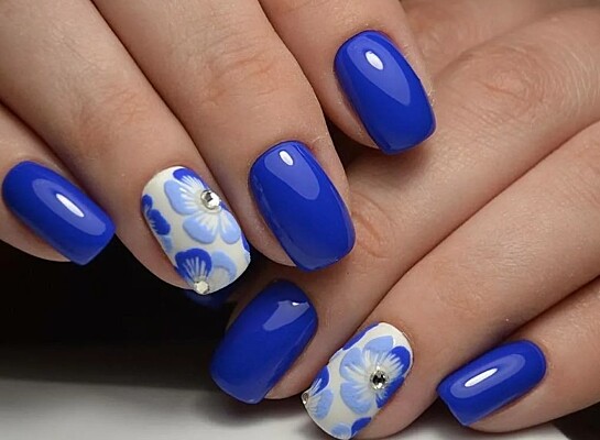 Синий маникюр - 40 идей стильного дизайна ногтей