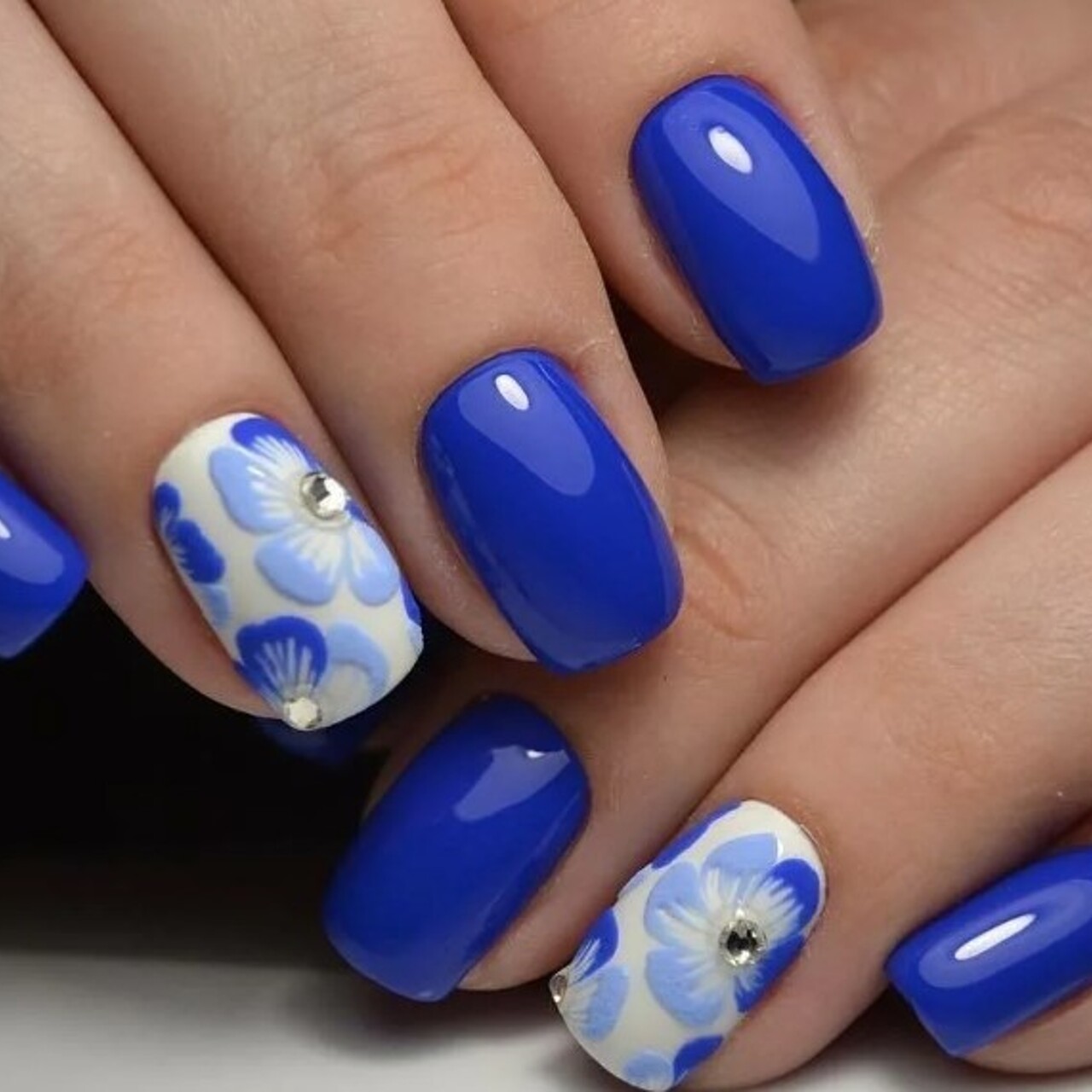 Дизайн синих ногтей 2024. Синий маникюр. Синие короткие ногти. Синий маникюр с цветочками. Маникюр на короткие ногти в синих тонах.