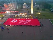 Самое большое в мире Знамя Победы развернули в Брестской крепости