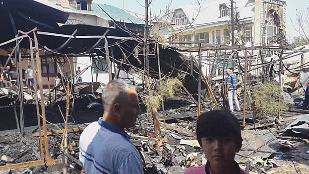 Пожар уничтожил десятки торговых точек на рынке в Таджикистане