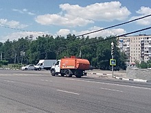 В Воронеже нависшие над дорогой провода мешают проезду транспорта