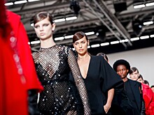 Пайетки, цветочные аппликации и перья — на показе Valentino осень-зима 2020