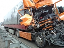 Пьяный дальнобойщик столкнулся с иномаркой в Омской области‍