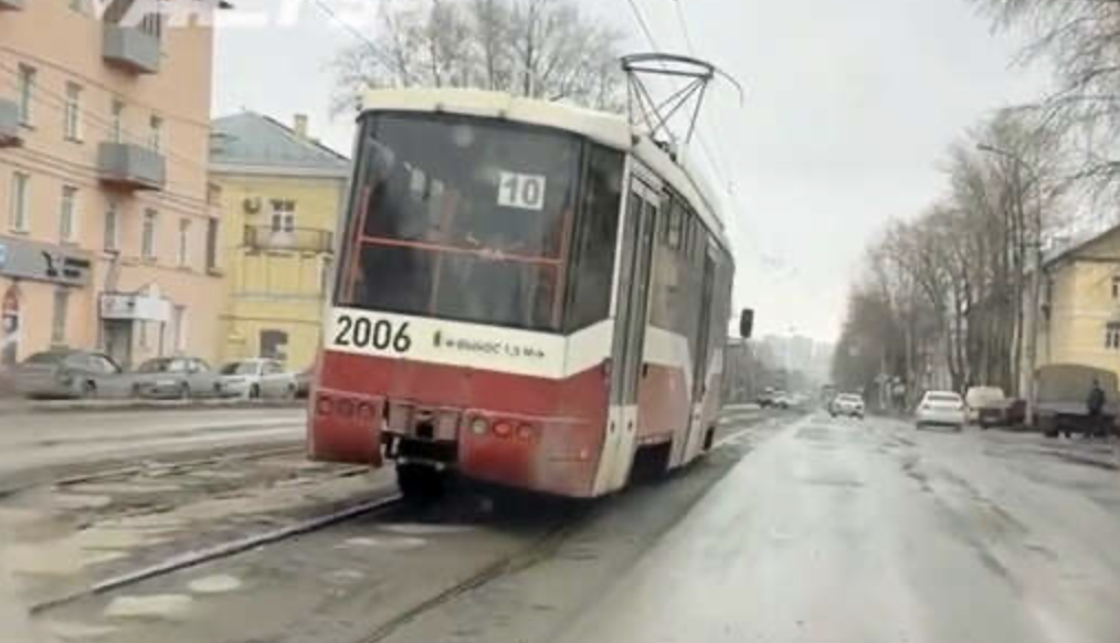 Появилось видео, как в Новосибирске трамвай начал «танцевать» из-за плохих рельсов