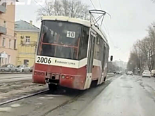 Появилось видео, как в Новосибирске трамвай начал "танцевать" из-за плохих рельсов