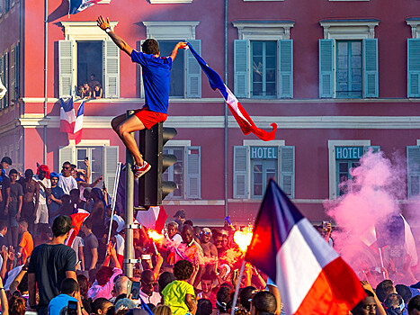 Во Франции празднование победы на ЧМ-2018 сопровождалось массовыми беспорядками (ФОТО, ВИДЕО)
