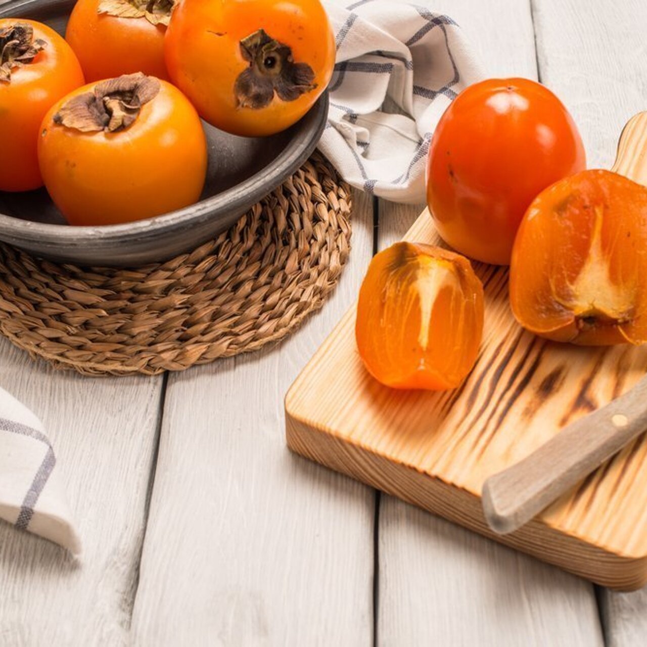 хурма сушеная на колене. йод в хурме. хурма гошо гаки. хурма полезные свойства. японская хурма.