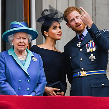 Возвращаются в монархию? Елизавета II пригласила принца Гарри и Меган Маркл присутствовать на балконе Букингемского дворца