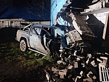 В Тверской области Volkswagen Amarok на высокой скорости врезался в стену