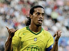 Роналдиньо – лучший футболист сборных в 2000-х по версии FourFourTwo. Зидан – 2-й, Кака – 3-й, Роналду – 6-й, Месси – 10-й