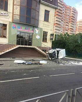 Белый Гелентваген разбился об лестницу магазина в Краснодаре