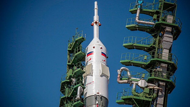 Ракета «Союз-2.1а» установлена на стартовый стол для первого пилотируемого полета к МКС