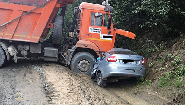 В Карелии молодой мужчина погиб в страшном ДТП: его машину смял грузовик