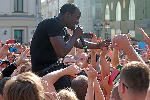 Американского рэпера встретили в Сочи хлебом-солью и казачьим хором