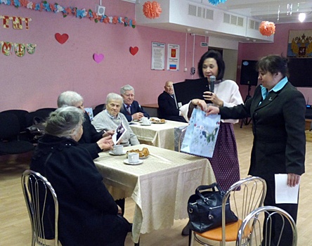 В центре соцобслуживания «Жулебино» поздравили юбиляров семейной жизни