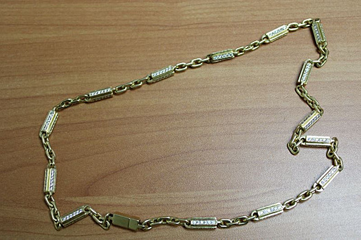 Уборщица в Чебаркуле украла цепочку за миллион, чтобы подарить любовнику
