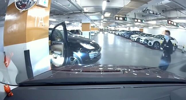 В Гонконге женщина-водитель на парковке оторвала дверь своего Porsche Cayenne
