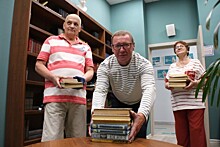 Чтение для выздоровления. В центрах московского долголетия собирают книги для военных госпиталей