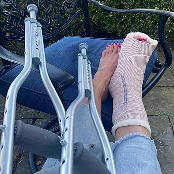 Звезда «Игры престолов» Лина Хиди рассказала о серьезной травме ноги