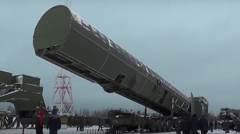   Президент отметил, что в данный момент Министерство обороны России и предприятия ракетно-космической отрасли приступили к активной стадии испытаний «Сармата» с тяжелой межконтинентальной ракетой   