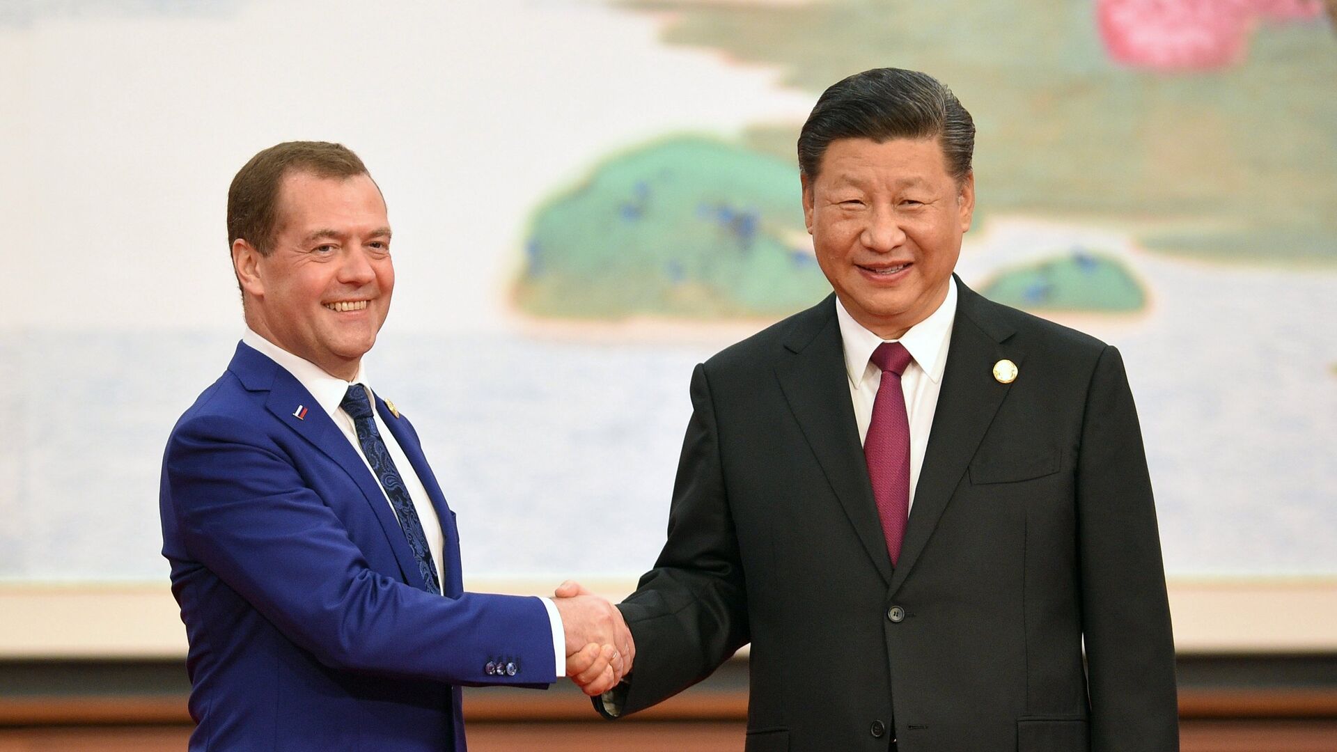 Медведев привез Си Цзиньпину личное послание от Путина