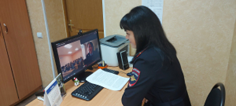 В Брянске полицейские провели для школьников видеоурок о вреде наркотиков