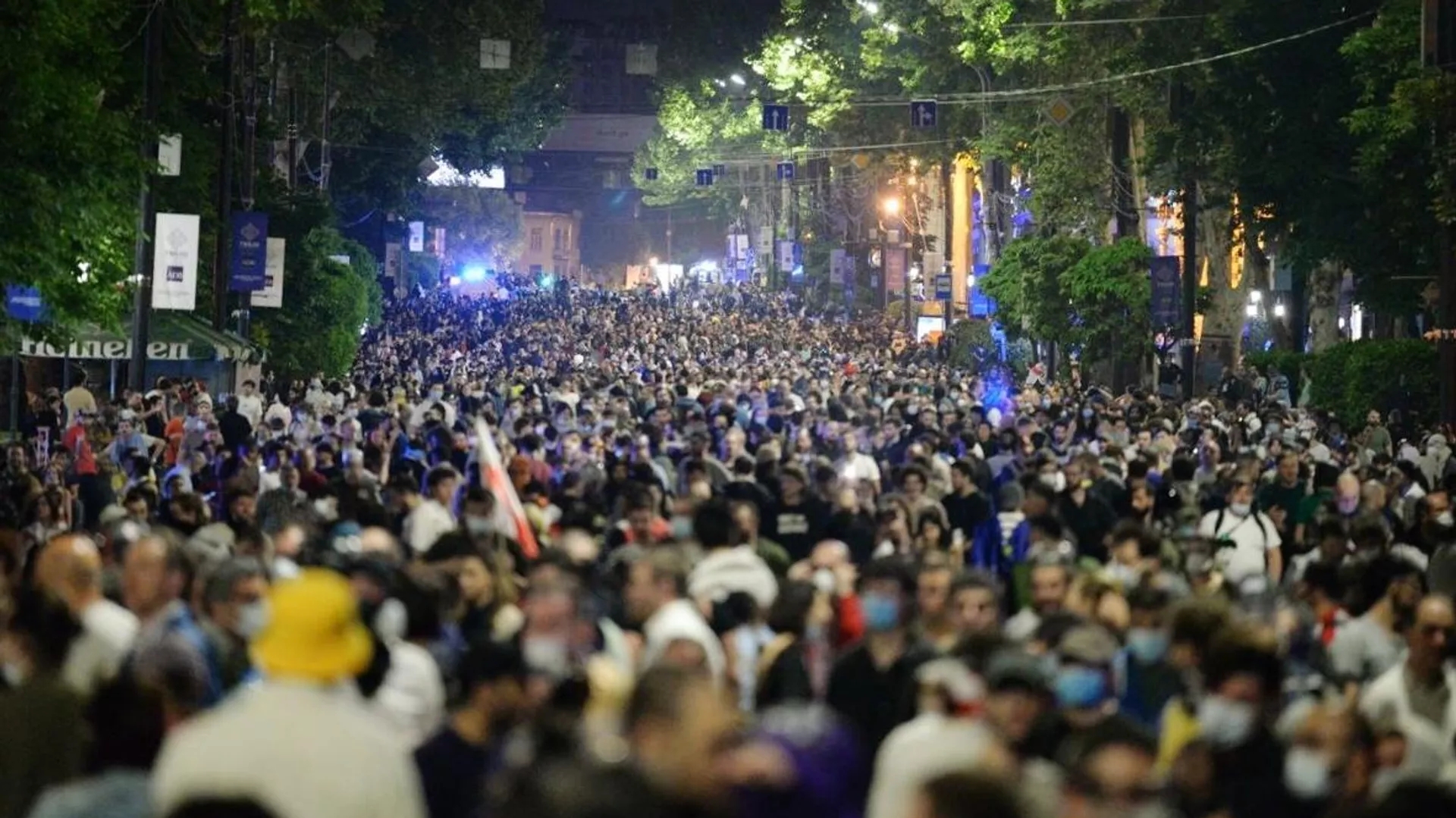 В центре Тбилиси проходит массовая акция против закона об иноагентах