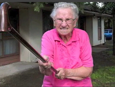 Пенсионерка отомстила за своего внука и избила коллектора в Чебоксарах