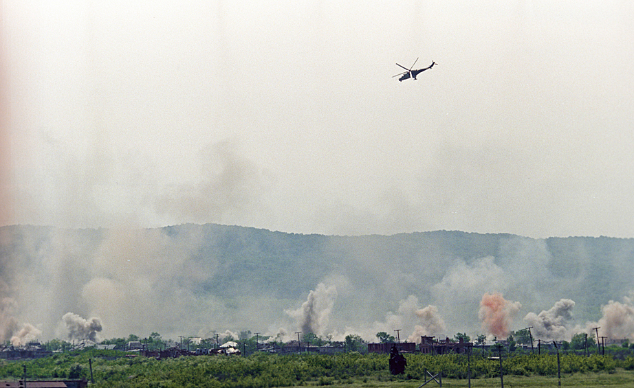 Вертолет Ми-24 российских ВВС наносит удар по Бамуту, 1996 год