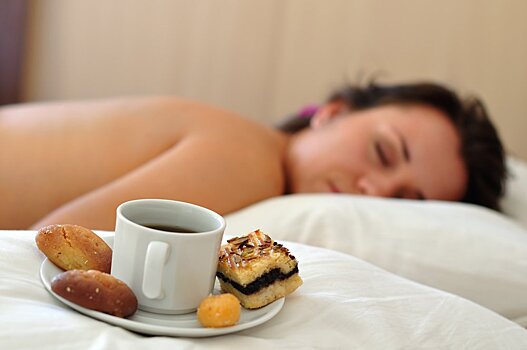 Дефицит сна увеличивает тягу к сладкому
